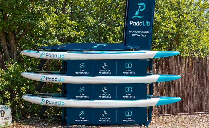 Station PaddLib compacte avec ses paddles et sa voile de signalisation